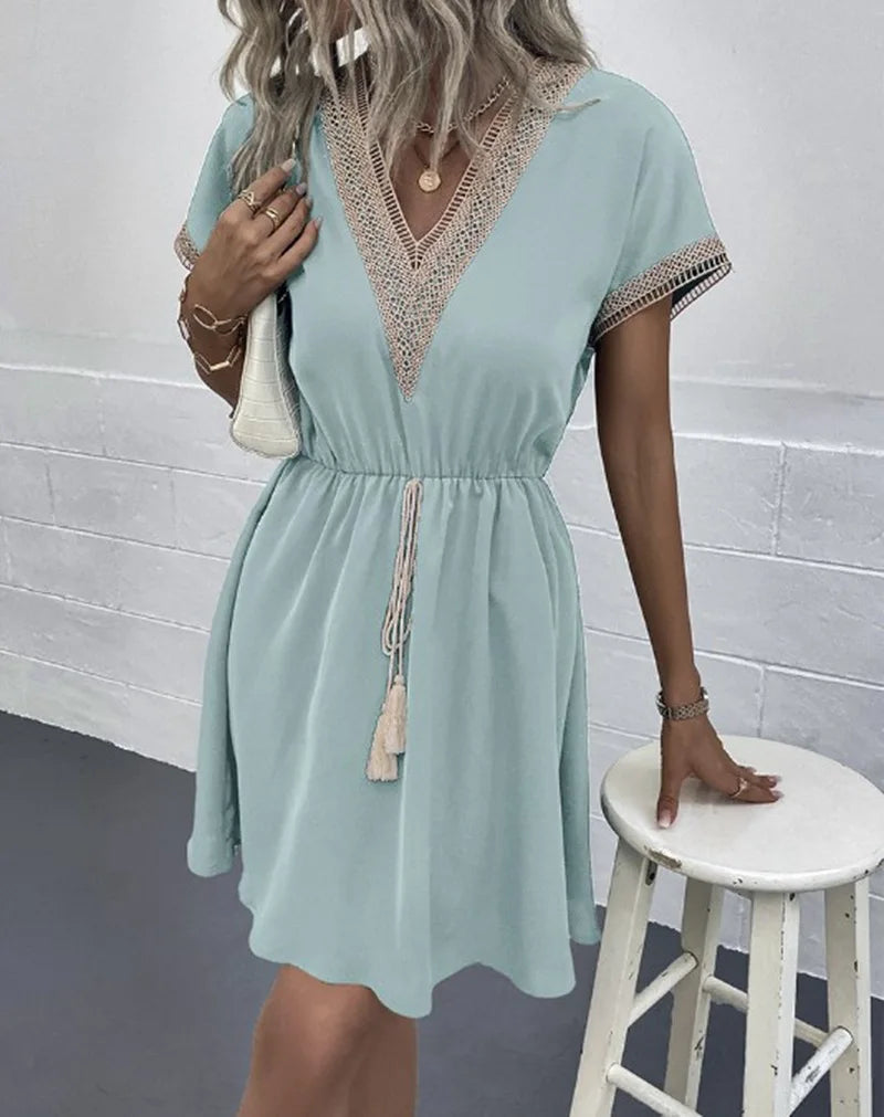 Josephine | Sikkes V-nyakú boho ruha előnyös derékpánttal